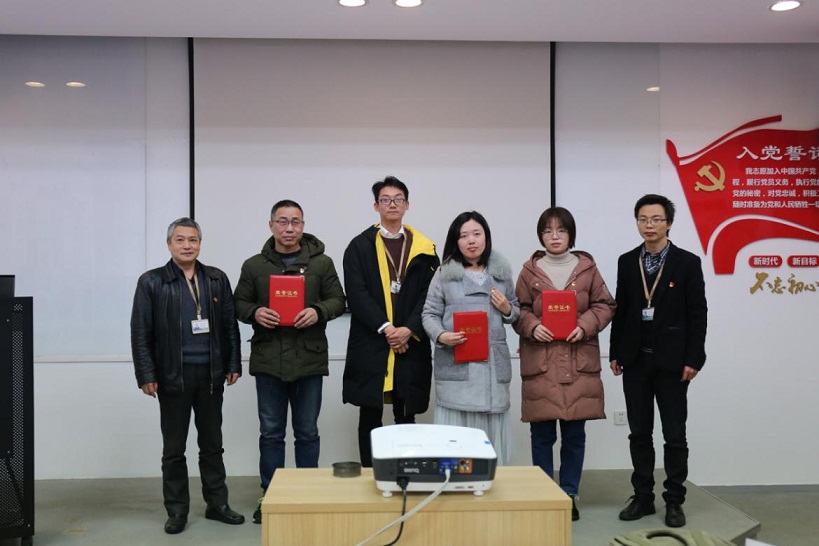 http://zhst.joinstar.cn/upload/颁奖mm.jpg
